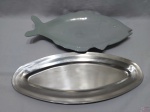 Lote de travessa na forma de peixe em porcelana (leve bicado) e travessa oval para peixe em aço inox. Medindo a travessa em aço inox 51cm x 21,5cm.