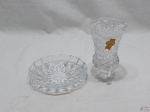 Lote composto de vaso floreira e petisqueira em cristal moldado. Medindo 14cm de altura.