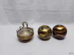 Lote composto de 2 bolas decorativas em cerâmica e 1 cesta em prata 90 com recipiente em vidro.