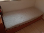 Bicama de solteiroem madeira, a cama debaixo possui pés para igualar ao tamanho da cama de cima. Acompanha somente um colchão.