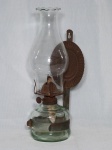Antigo lampião à querosene, recipiente e manga em vidro, pavio e regulador de chama originais. Partes de metal com oxidação. Alt 20cm.