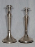 Dois castiçais para 1 vela em prata contrastada 925. Ambos com enxerto. Alts 21cm e 20cm. Peso total 572g.