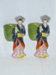 Par de floreiras de parede em cerâmica vitrificada japonesa, representando figuras de trabalhadores orientais, aplicadas com rica policromia. Marcado no fundo. Uma floreira com quebrados e colados. 23 x 13cm.