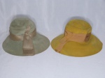 Dois (2) chapéus femininos em camurça, cores verde e amarelo.