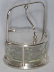 Açucareiro com estrutura em metal prateado, recipiente em vidro lapidado com losangos. 15,5 x 13,5cm.