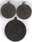 Três (3) medalhas em metal, sendo 1 com imagem de Santo Antonio Maria Zaccaria (diâm. 5cm), 1 com imagem de São Paulo Apóstolo (diâm. 5cm) e 1 com imagem de motivo mexicano (diâm. 7cm). Apresentam desgastes do tempo.