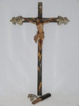 Antiga imagem representando Cristo Crucificado em madeira. Apresenta desgastes do tempo. 74 x 38cm.