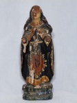 Antiga imagem de santa confeccionada em madeira policromada. No estado, apresentando sinais de desgastes por cupim. Alt. 24cm.