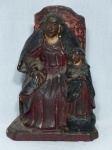 Antiga imagem de Sant'anna Mestra entalhada em madeira, aplicação de policromia. Século XIX. Apresenta sinais de cupim. Alt. 12cm.