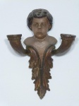 Antiga arandela em madeira nobre, para 2 velas, parte inferior entalhada com acantos, parte superior com cabeça de anjo. Apresenta desgastes do tempo. 21,5 x 16cm.