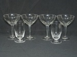 Seis taças em demi-cristal, sendo 4 para martini e 2 para aperitivo, decoração dedão. quatro com bicado na borda, Alt 14cm e 12cm.