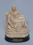 Escultura em resina italiana representando "La Pietá". Alt. 16cm.