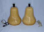 Par de base para abajour em cerâmica vitrificada amarela, moldada em gomados retorcidos. Alt. 38cm.