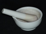 Pilão mortar e pistilo em porcelana branca, manufatura World Ceramics. Pilão 7 x 16cm.