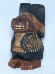 Escultura africana  em madeira, representando homem, com conteúdo erótico. Alt. 23cm.