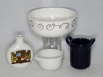 Quatro (4) peças em porcelana: vaso com imagem de Duque da Baviera, petit casseroule em azul cobalto, bowl e molheira. Maior 6 x 13cm, menor alt. 9cm.