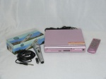 Dois aparelhos eletrônicos, Reprodutor de DVD da marca Philco na cor rosa (funcionamento desconhecido) e Microfone  da marca Dynamic Microphone PS-883 (funcionamento desconhecido)