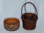 Duas (2) peças: a) Porta-talher confeccionado em palha de bambu trançada. b) Bowl em cerâmica no estilo marajoara.