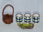 Cinco (5) peças diversas: 3 copinhos em cerâmica vitrificada, 1 pequeno cesto e 1 petisqueira com inscrições no fundo. Alt. copo 6cm.