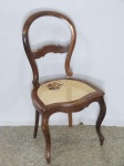 Cadeira medalhão em madeira, perna sinuosa, assento em palhinha plástica, encosto com barra recortada. Palhinha com rasgado.