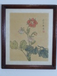 Gravura chinesa sobre cartão representando árvore com crisântemo, assinada com selo e ideogramas, 25,5 x 20,5cm. Moldura em madeira e vidro anti-reflexo 33 x 29cm.