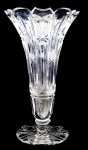 CRISTAL - Floreira em cristal lapidada, borda recortada. Alt. 21 cm. Bicados.