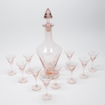 CRISTAL - Licoreira e 10 cálices em cristal lapidados em tom rose. Med. 33 e 9,5 cm.
