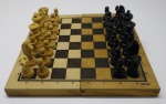 DIVERSOS - Jogo de xadrez em caixa de madeira com tabuleiro, completo. Med. tabuleiro 32x32 cm.