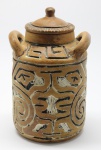 CERÂMICA - Belo potiche em cerâmica, decorado em baixo relevo. Alt. 23 cm.