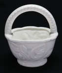 PORCELANA - Cesto em porcelana branca. Med. 20x17 cm.