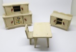 BRINQUEDO - Antigo conjunto miniatura de móveis de copa, anos 60, composto de: Etager, buffet, mesa e cadeira, pés palitos. Med maior 22x23x7 cm.