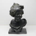 DIVERSOS - Busto infantil masculino em resina. Alt. 34 cm.