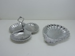 METAL - Lote de 2 petisqueiras, sendo 1 tripla. Formado de conchas. Maior 26x22 cm.