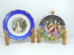DIVERSOS - Lote de 2 pratos decorativos, sendo 1 em resina com relevos decorado com presépio e 1 em porcelana decorado com figura feminina. Med. 17 m e 20 cm.