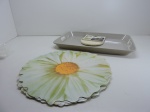 DIVERSOS - Bandeja em material plástico e jogo americano "Margaridas". Med. 42x30 cm.