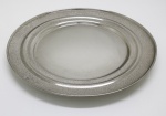 METAL - Travessa redonda em metal espessurado a prata. Med. 28 cm. Desgastes.