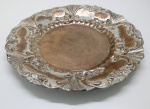 METAL - Centro de mesa em metal espessurado a prata, ricamente decorado com relevo com motivos vegetalistas, centro lavrado. Med. 30 cm.