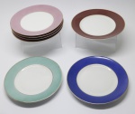 PORCELANA - Lote de 6 pratos de sobremesa em porcelana branca, decorados com faixas (rosa, bordo, verde e azul) e frisos dourados. Dia. 19,5 cm. Bicados.