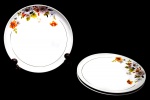PORCELANA - Lote de 3 pratos de sobremesa em porcelana branca, decorados com flores policromadas e frisos dourados. Dia. 19 cm. Bicados.
