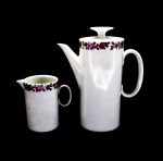 PORCELANA - Lote de bule de café e leiteira em porcelana branca com faixa decorativa de rosas policromadas. Med. 19 cm e 9,5 cm.