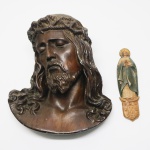 ARTE SACRA - Estuque - Cristo tridimensional + Nossa Senhora (colada) em cerâmica. Med. 24x21 cm e 17 cm.