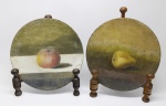 DIVERSOS - Lote de 2 pratos decorativos em metal pintado com tema de frutas. Assinaturas não identificadas. Dia. 25,5 cm. Marcas do tempo.