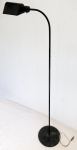 DIVERSOS - Luminária de pé em metal pintado de preto. Alt. 144 cm.