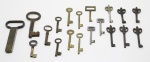 COLECIONISMO - Lote de chaves antigas de diversos modelos, formatos e materiais.