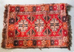 TAPETE - Pequeno tapete oriental com cor predominante vermelho. Med.65x47 cm.