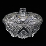 DEMI CRISTAL -  Bombonier em demi cristal moldado. Med. 9x13 cm.