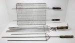 DIVERSOS - Kit de grelha e espetos para churrasco, cabos em madeira. Maior 90 cm e 85 cm. Marcas de uso.
