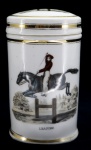 PORCELANA - Pote de farmácia em porcelana branca decorada com cavaleiro em seu cavalo e faixas douradas. Alt. 18 cm.