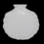 PORCELANA - Grande petisqueira em formato de concha em porcelana branca. Med. 6x28x25 cm. Bicados.