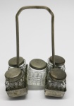 DIVERSOS - Porta temperos em demi cristal com metal. Med. 17x11x8 cm. Marcas do tempo, uso e desgastes.